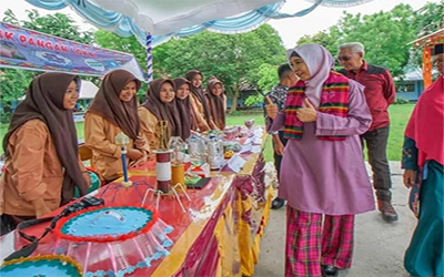 Wakil Gubernur Daerah Khusus Ibukota Jakarta Tinjau Stand Pangan Siswa SMAS Muhammadiyah Katingan Tengah
